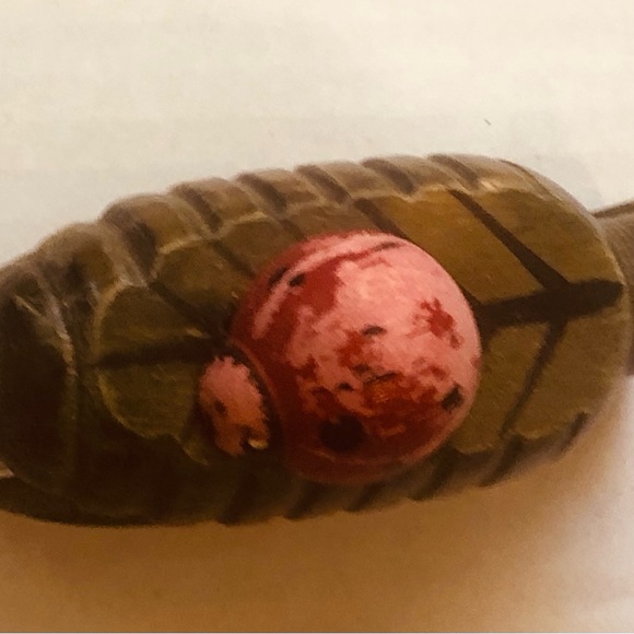 𝑽𝒊𝒏𝒕𝒂𝒈𝒆 𝑭𝒐𝒍𝒌 𝑨𝒓𝒕 𝑳𝒂𝒅𝒚 𝑩𝒖𝒈 𝑺𝒕𝒂𝒑𝒍𝒆𝒓 - Picture 2 of 4